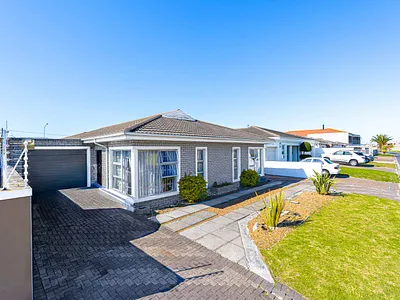 6 Bedroom House For Sale in Cape Town - 60UX.webp