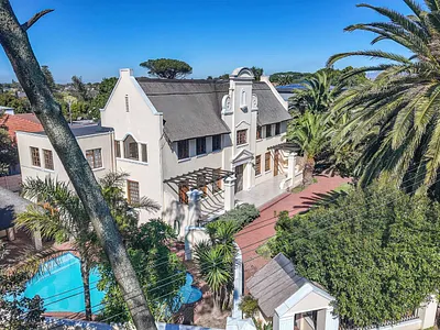 8 Bedroom House For Sale in Cape Town - 84vg.webp