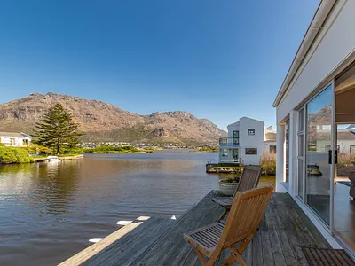4 Bedroom House For Sale in Cape Town - wBNu.webp