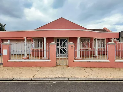 4 Bedroom House For Sale in Cape Town - V4RV.webp