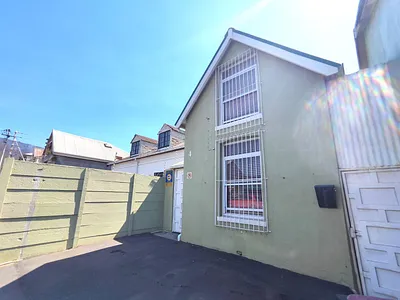 3 Bedroom House To Rent in Cape Town - HmcF.webp
