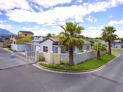 3 Bedroom House For Sale in Cape Town - Ni48.webp
