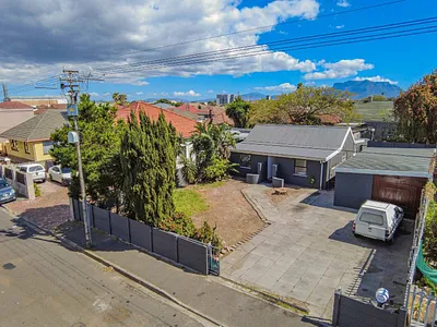 3 Bedroom House For Sale in Parow - lP9Z.webp