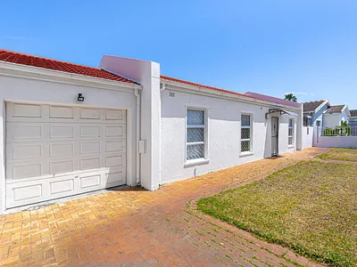 3 Bedroom House For Sale in Cape Town - LVHk.webp