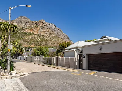 4 Bedroom House For Sale in Cape Town - iYc9.webp