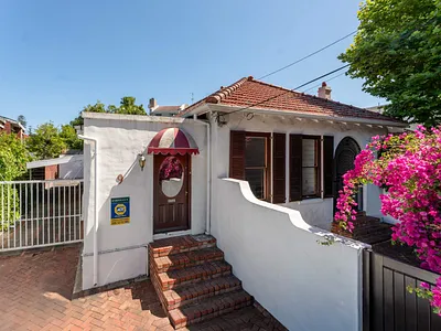 4 Bedroom House For Sale in Cape Town - yuKV.webp