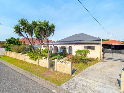 5 Bedroom House For Sale in Cape Town - FKmj.webp