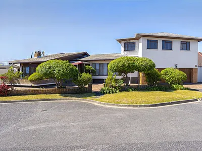 4 Bedroom House For Sale in Cape Town - 4WjX.webp