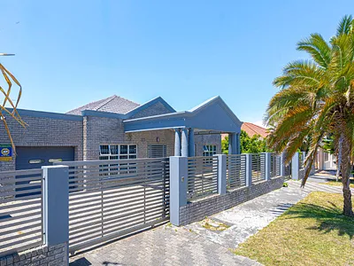 4 Bedroom House For Sale in Cape Town - Up2N.webp