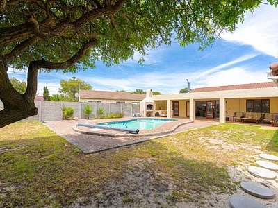 5 Bedroom House For Sale in Cape Town - kpXE.webp