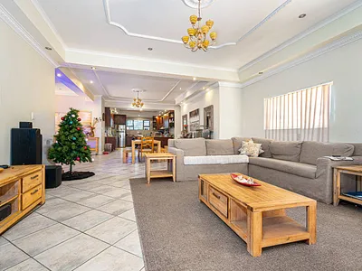 4 Bedroom House For Sale in Cape Town - u6pY.webp