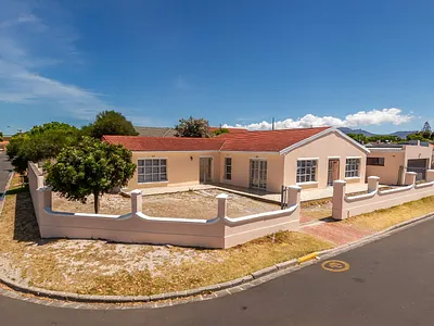 6 Bedroom House For Sale in Belthorne Estate, Cape Town - 1IGB.webp