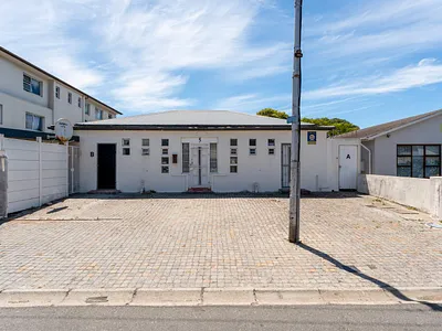 4 Bedroom House For Sale in Cape Town - img