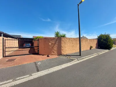 3 Bedroom House To Rent in Cape Town - img