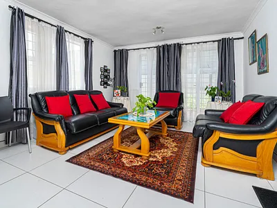 4 Bedroom House For Sale in Cape Town - UsM9.webp
