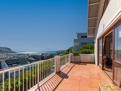 4 Bedroom House For Sale in Fish Hoek - 1MNM.webp