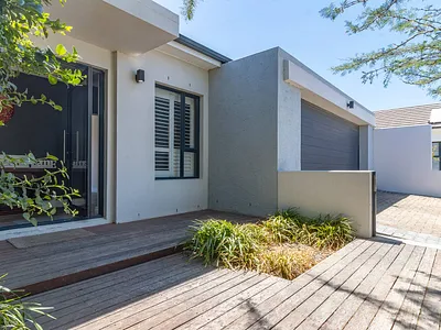 4 Bedroom House For Sale in Somerset West - ec81.webp