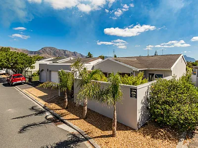 3 Bedroom House For Sale in Cape Town - jZ8l.webp