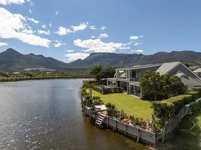 3 Bedroom House For Sale in Noordhoek - 8w04.webp