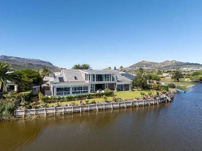 3 Bedroom House For Sale in Noordhoek - raLt.webp