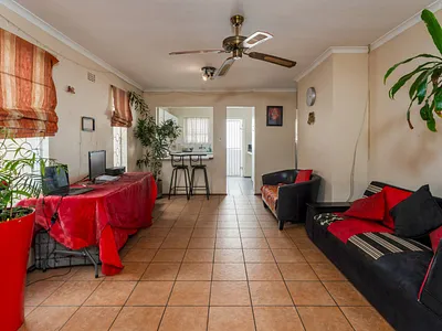 3 Bedroom House For Sale in Cape Town - i9tR.webp