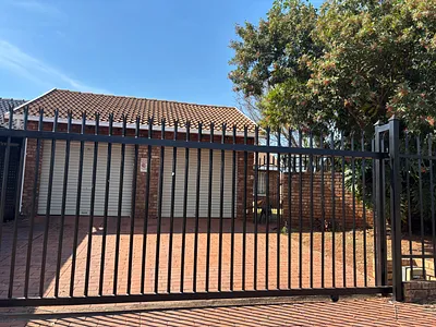 3 Bedroom Townhouse To Rent in Pretoria - HUlJ.webp