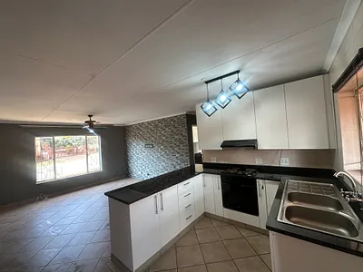 2 Bedroom Apartment To Rent in Roodepoort - img