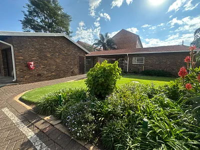 2 Bedroom Townhouse For Sale in Roodepoort - img