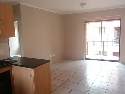 2 Bedroom Apartment For Sale in Roodepoort - img