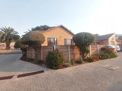 2 Bedroom Townhouse For Sale in Roodepoort - xq1o.webp