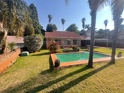 4 Bedroom House To Rent in Roodepoort - NW32.webp