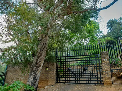 6 Bedroom House For Sale in Roodepoort - YyDh.webp