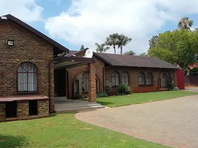 4 Bedroom House To Rent in Roodepoort - img