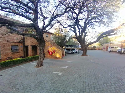 2 Bedroom Apartment For Sale in Roodepoort - img