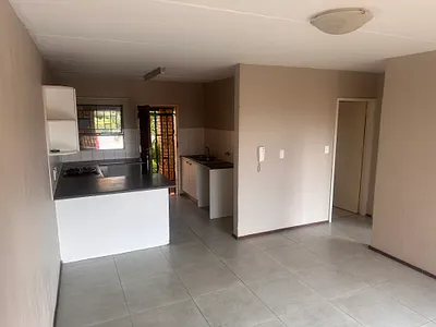 2 Bedroom Townhouse For Sale in Roodepoort - img