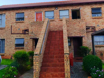 2 Bedroom Apartment For Sale in Roodepoort - img