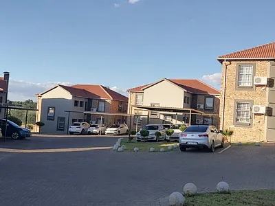 2 Bedroom Apartment For Sale in Roodepoort - img