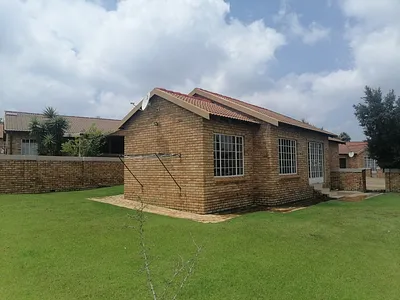 2 Bedroom Townhouse To Rent in Roodepoort - yF8I.webp