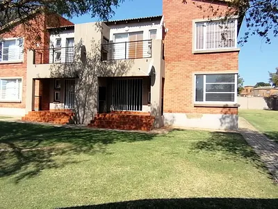 2 Bedroom Apartment For Sale in Roodepoort - img