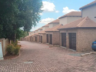 2 Bedroom Townhouse To Rent in Roodepoort - img