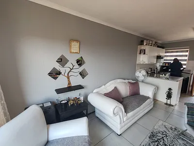 2 Bedroom Apartment For Sale in Roodepoort - img