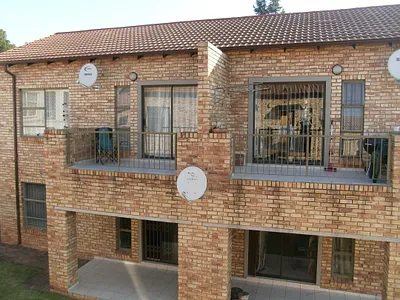 2 Bedroom Apartment For Sale in Roodepoort - j2kh.webp