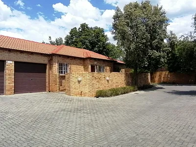 3 Bedroom Townhouse For Sale in Roodepoort - q8g5.webp
