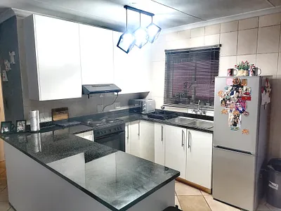 2 Bedroom Apartment To Rent in Roodepoort - img