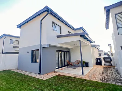 3 Bedroom Townhouse For Sale in Roodepoort - KAbb.webp