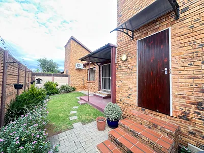 2 Bedroom Apartment To Rent in Roodepoort - EpSr.webp