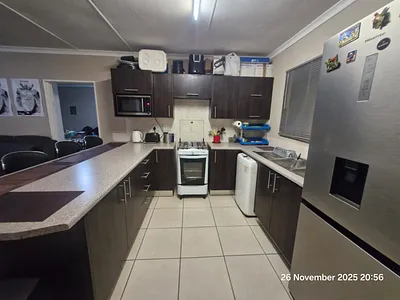 2 Bedroom Apartment For Sale in Roodepoort - img