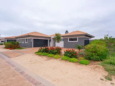 4 Bedroom House For Sale in Langebaan - 5rqn.webp