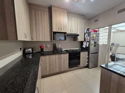 2 Bedroom Townhouse For Sale in Bedfordview - ZNzs.webp