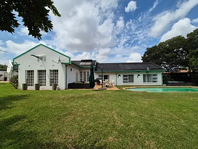 4 Bedroom House For Sale in Bedfordview - m0Ki.webp